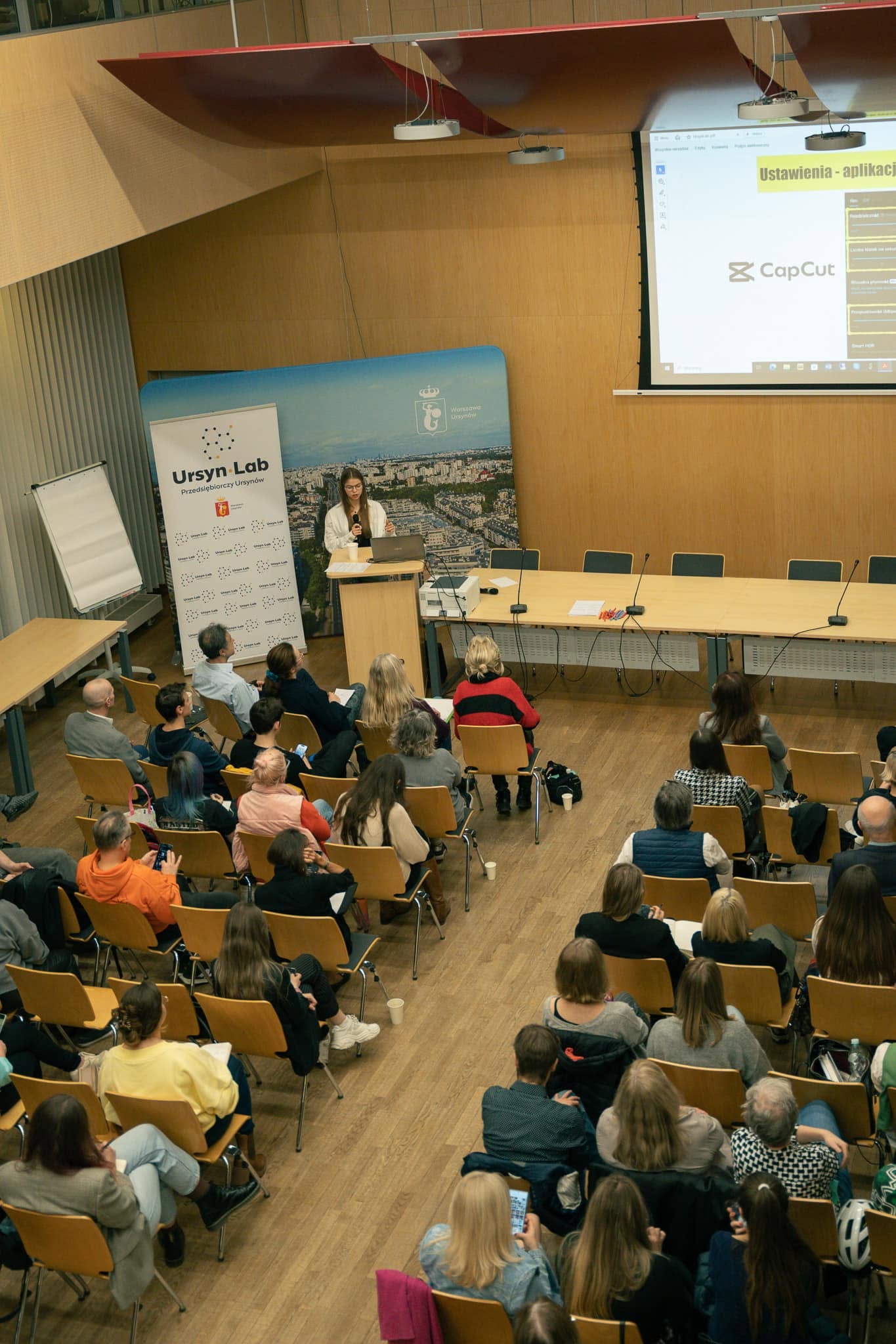 Uczestnicy i eksperci podczas wydarzeń UrsynLab