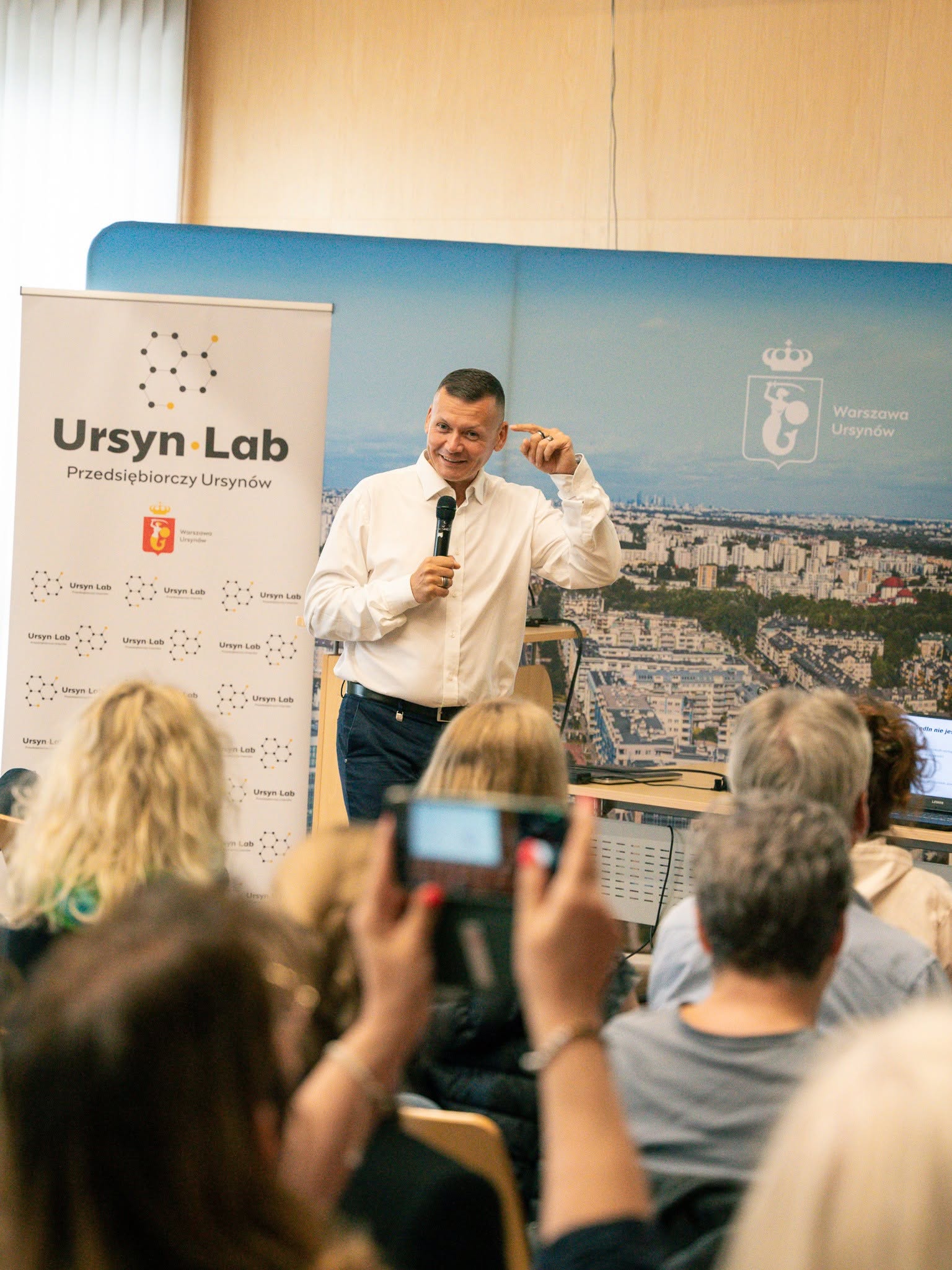 Uczestnicy i eksperci podczas wydarzeń UrsynLab